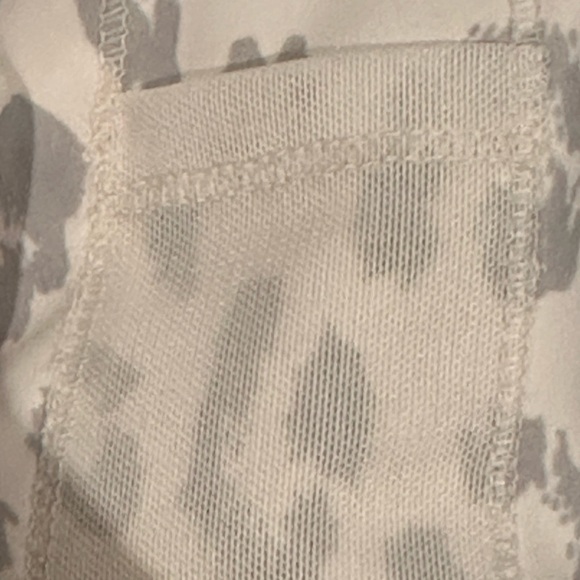 EUC X by Gottex Muted Leopard Print Leggings with Mesh Panel on Calf 2 pockets - Picture 6 of 7